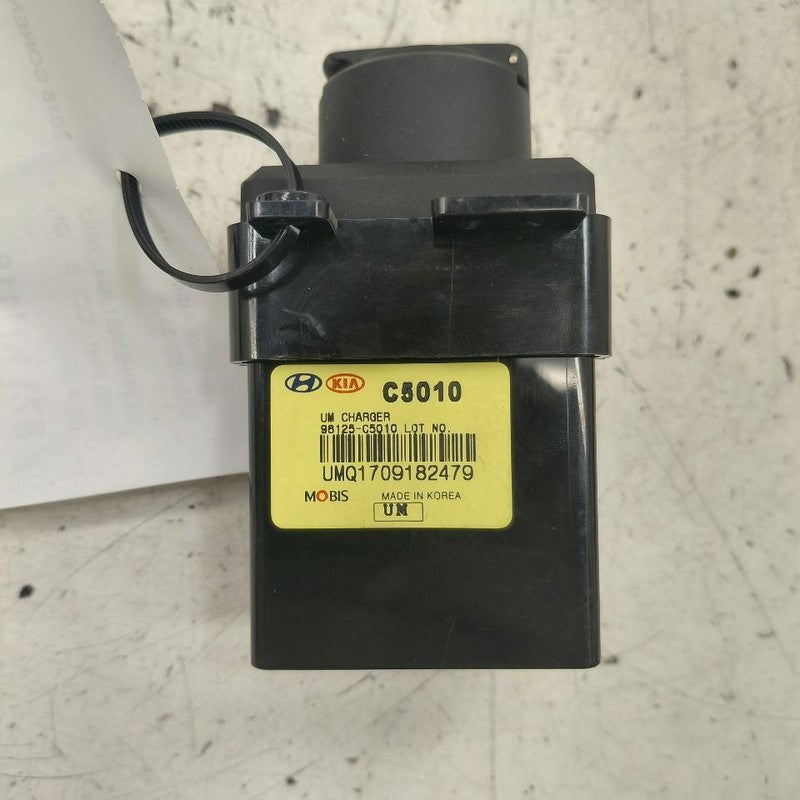Kia Sorento USB Plug In Hub Port  2018 2017 2016