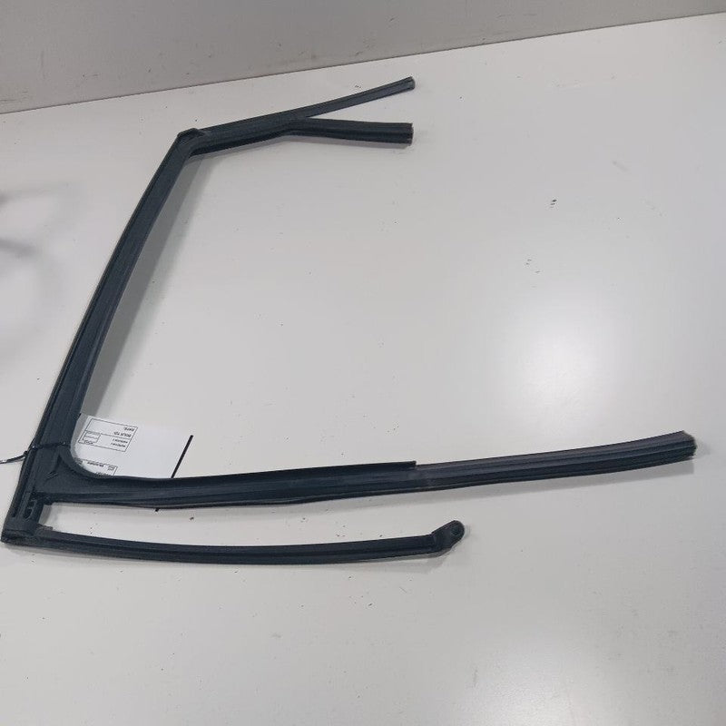 Kia Sorento Door Glass Window Seal Rubber Right Passenger Rear Back  2018 2017 