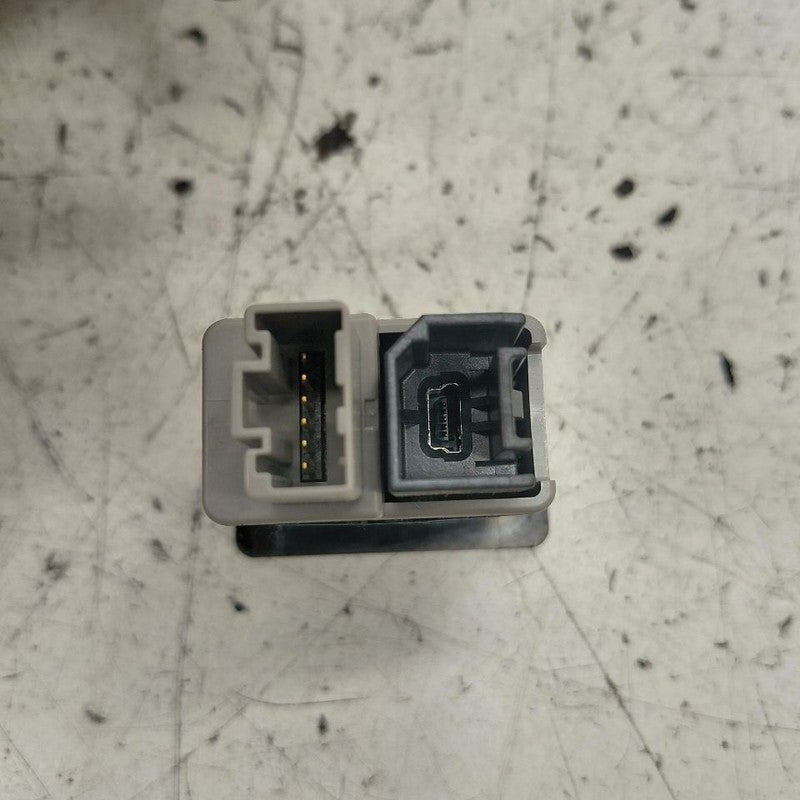 Nissan Versa USB Plug In Hub Port  2019 2018 2017 2016