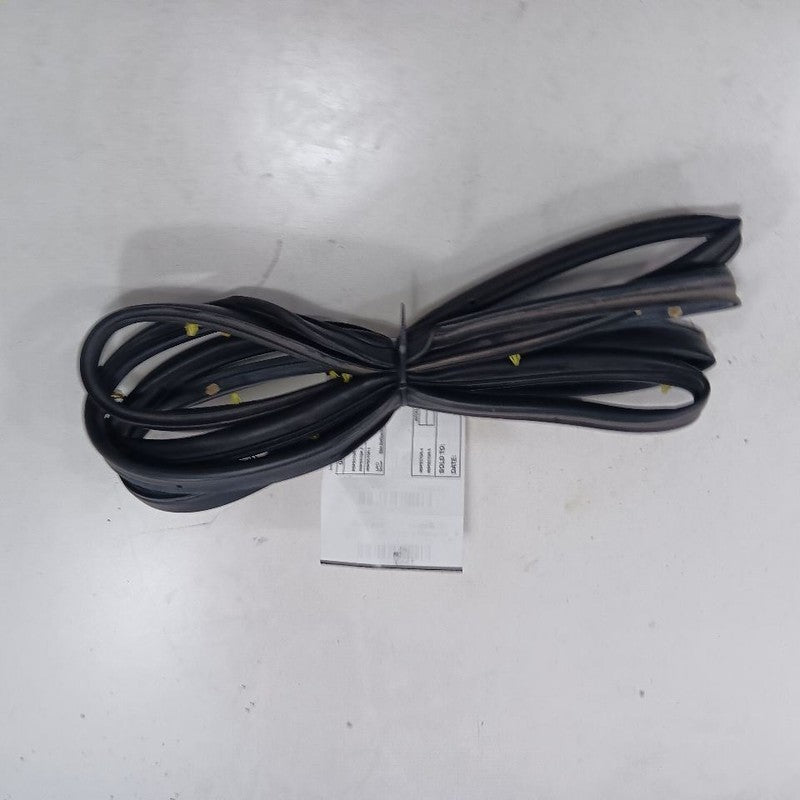 Jeep Cherokee On Door Seal Rubber Right Passenger Front  2015 2016 2017