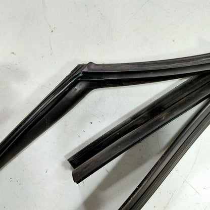 Hyundai Sonata Door Glass Window Seal Rubber Right Passenger Front  20