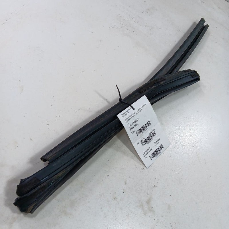 Grand Cherokee Door Glass Window Seal Rubber Left Driver Rear Back  2017 2018 