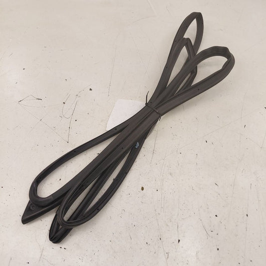 Mitsubishi Outlander   On Door Seal Rubber Right Passenger Front  2018