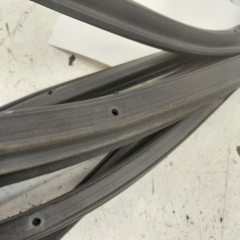 Mitsubishi Outlander   On Door Seal Rubber Left Driver Front  2018 201