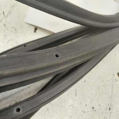 Mitsubishi Outlander   On Door Seal Rubber Left Driver Front  2018 201