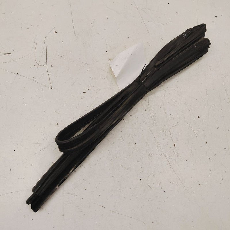 Chrysler 300 Door Glass Window Seal Rubber Right Passenger Front  2017