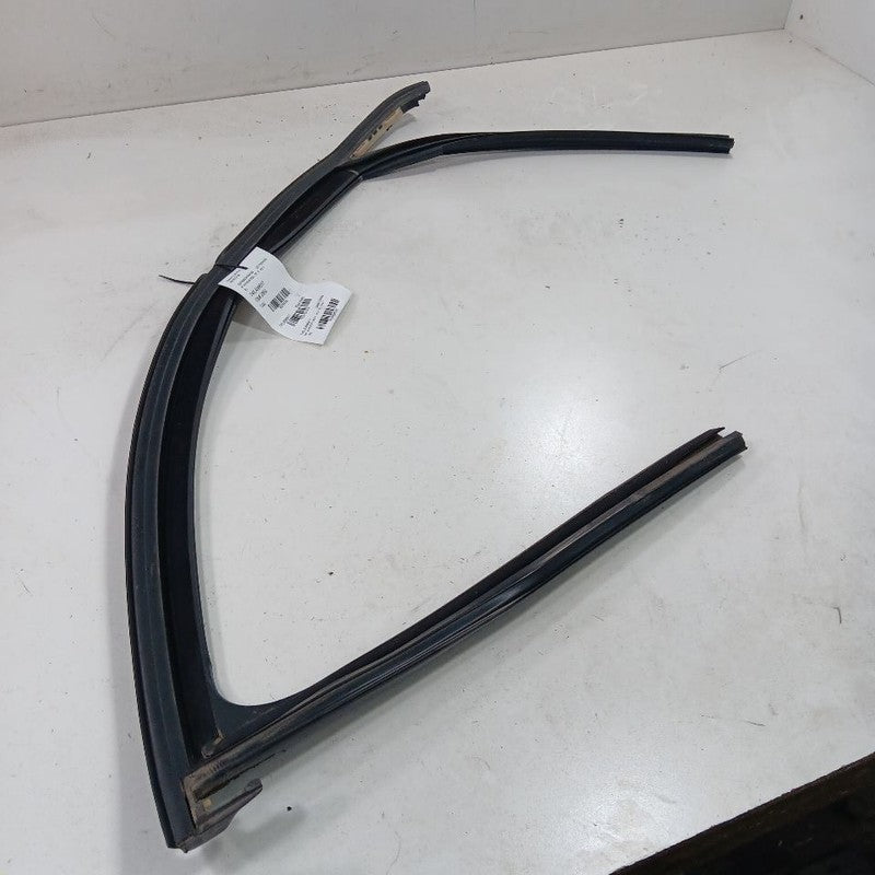 Jeep Cherokee Door Glass Window Seal Rubber Right Passenger Front  201