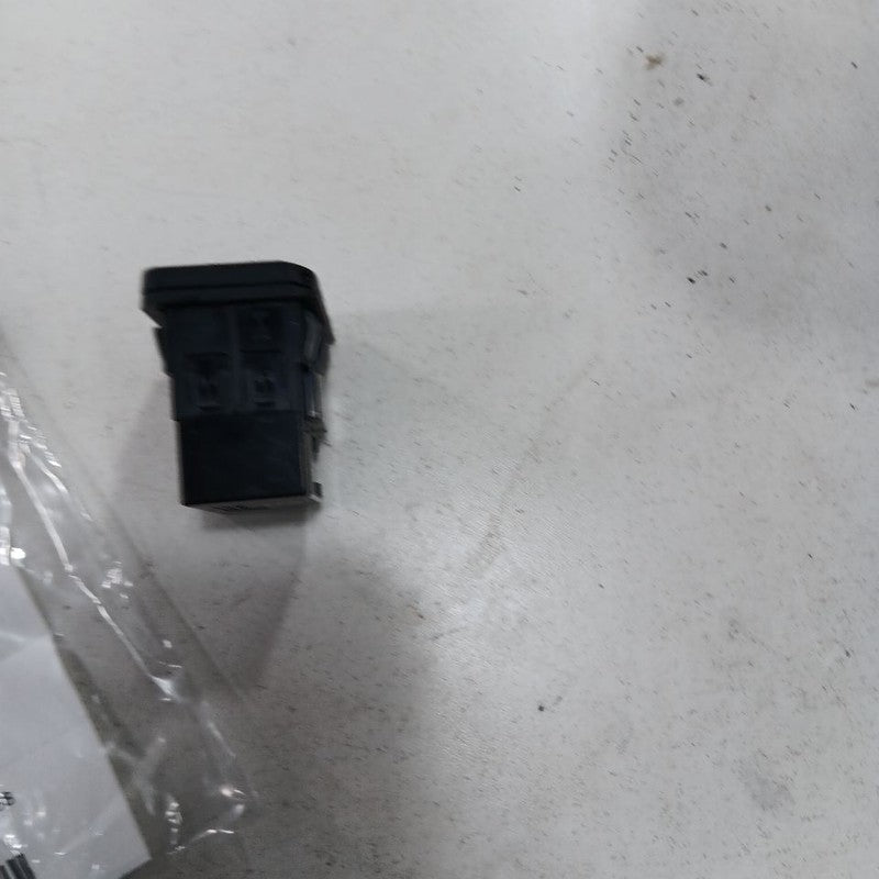 Jeep Cherokee 12V Power Port Socket  2015 2016 2017 OEM