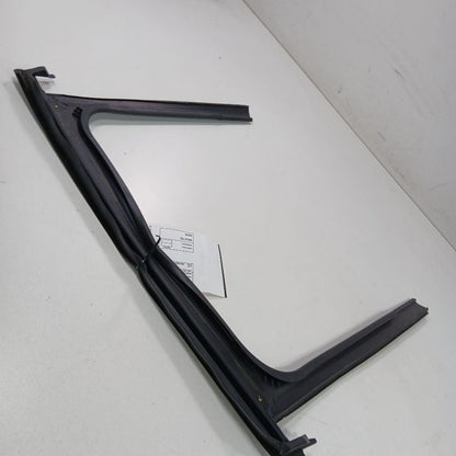 Jeep Renegade Door Glass Window Seal Rubber Right Passenger Rear Back  2017 2018