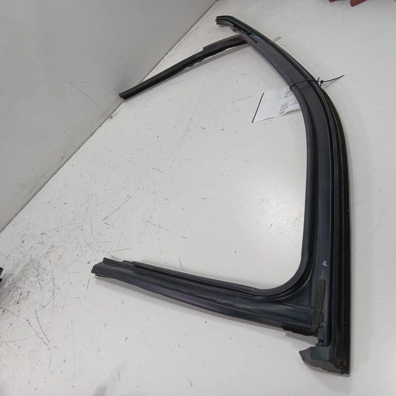 Jeep Compass Door Glass Window Seal Rubber Right Passenger Front 2017 2018 2019 