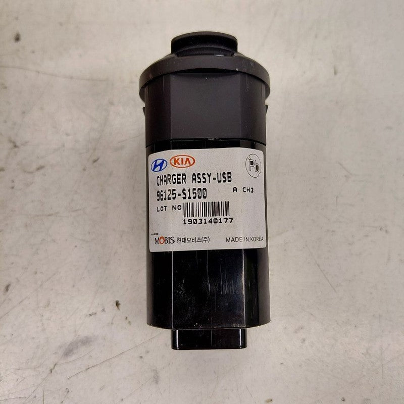 Hyundai Santa Fe USB Charging Port {96125S1500} 2019 2020