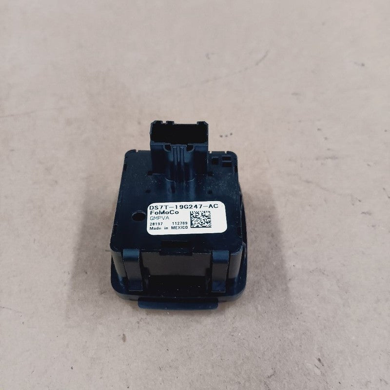 Ford Edge Power Plug In Outlet {DS7T19G247AC} 2019 2020 2021 2022