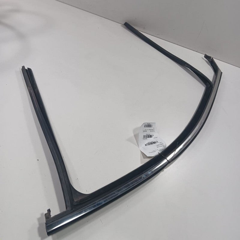 Kia Sorento Door Glass Window Seal Rubber Left Driver Front  2018 2017