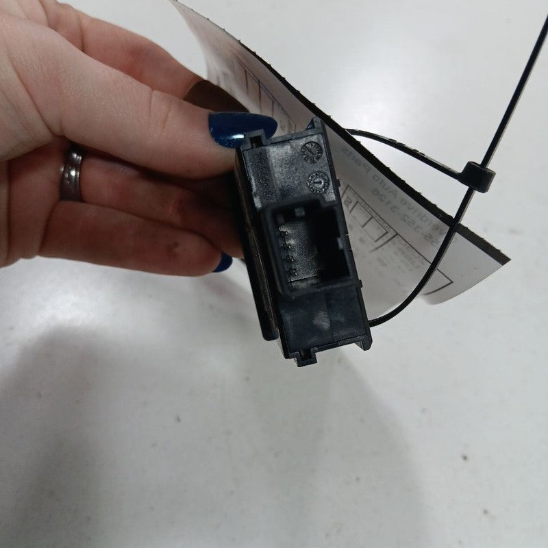 Chrysler 300 USB Plug In Hub Port  2015 2016 2017 2018 2019 OEM
