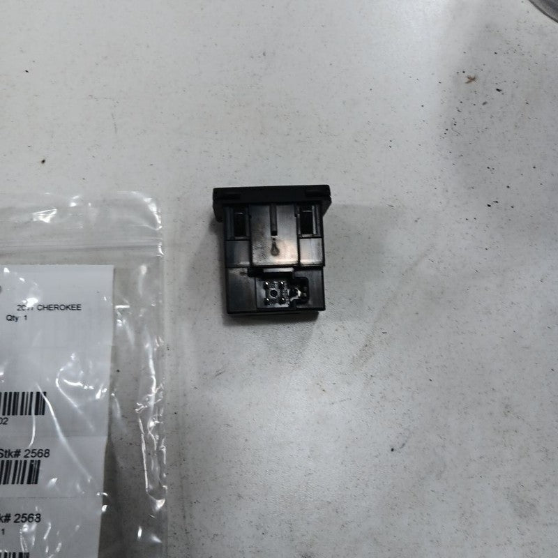 Jeep Cherokee 12V Power Port Socket  2015 2016 2017 OEM