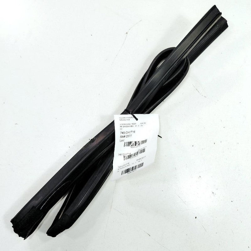Chrysler 300 Door Glass Window Seal Rubber Right Passenger Front 2017 
