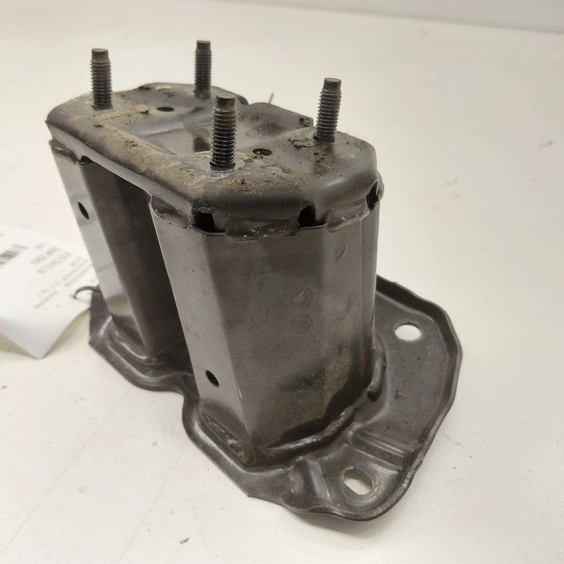 Nissan Maxima Bumper Mount Bracket Right Passenger Side Front 2018 201