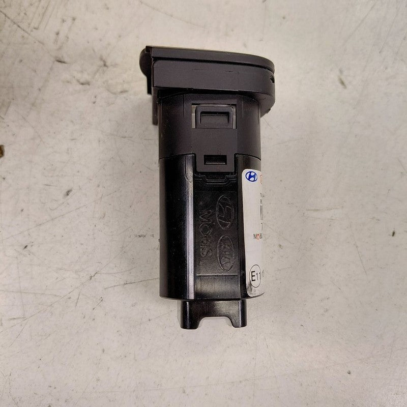 Hyundai Santa Fe USB Charging Port {96125S1000} 2019 2020
