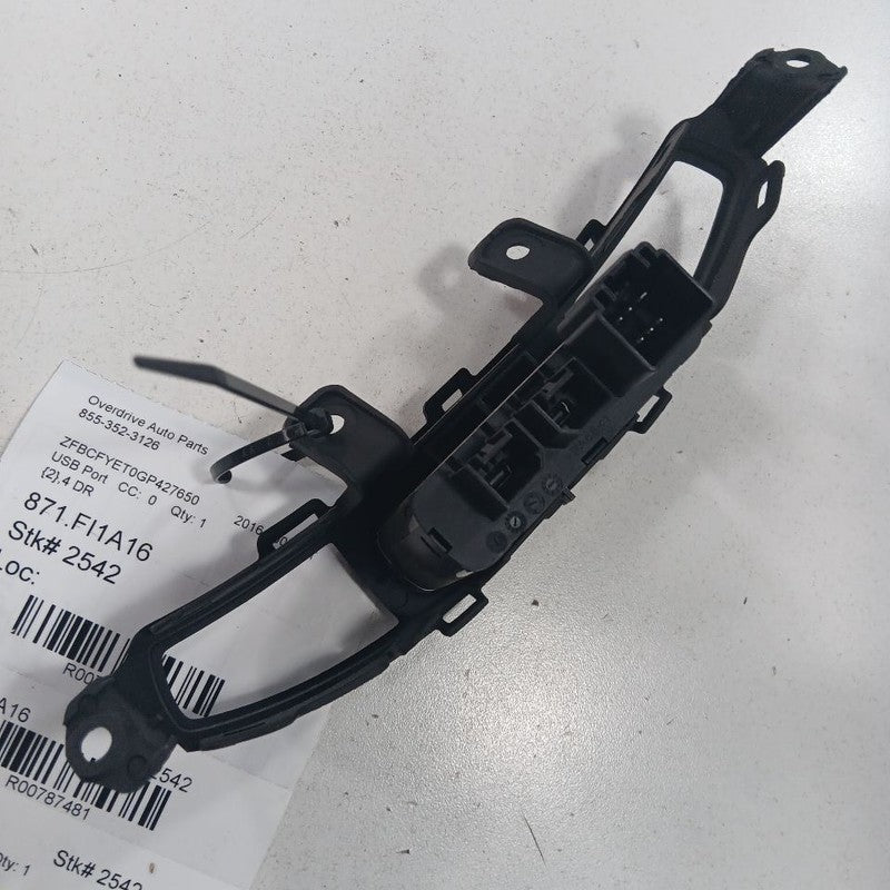 Fiat 500 USB Plug In Hub Port  2016 2017 OEM