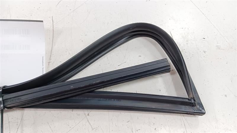 Hyundai Sonata Door Glass Window Seal Rubber Right Passenger Front 2018 2019