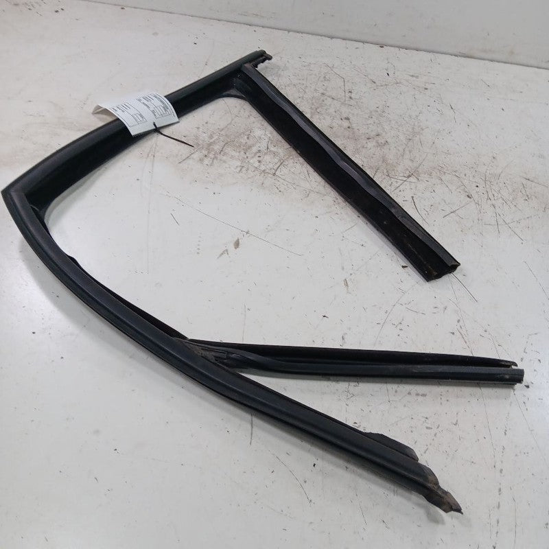 Fiat 500 Door Glass Window Seal Rubber Left Driver Front  2014 2015 20