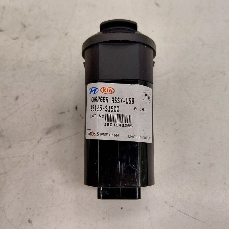 Hyundai Santa Fe USB Charging Port {96125S1500} 2019 2020