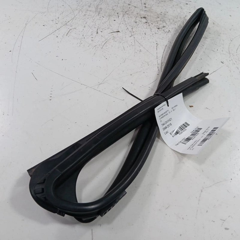 Nissan Versa Door Glass Window Seal Rubber Left Driver Front  2023 2022 2021 20