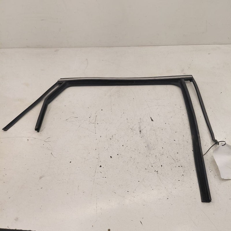 Kia Sorento Door Glass Window Seal Rubber Right Passenger Rear Back  2