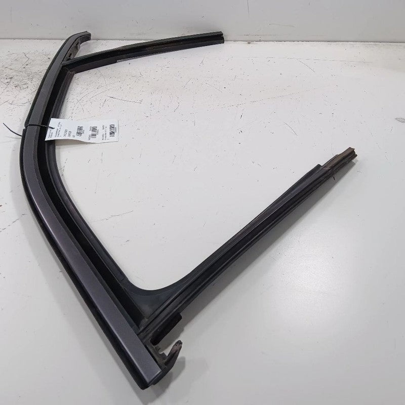 Jeep Compass Door Glass Window Seal Rubber Right Passenger Front  2021
