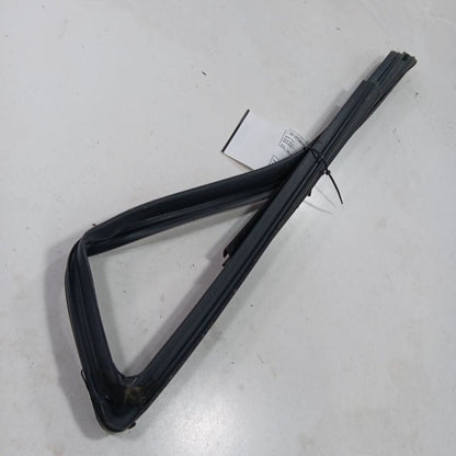 Grand Cherokee Door Glass Window Seal Rubber Left Driver Front  2017 2018 2019 