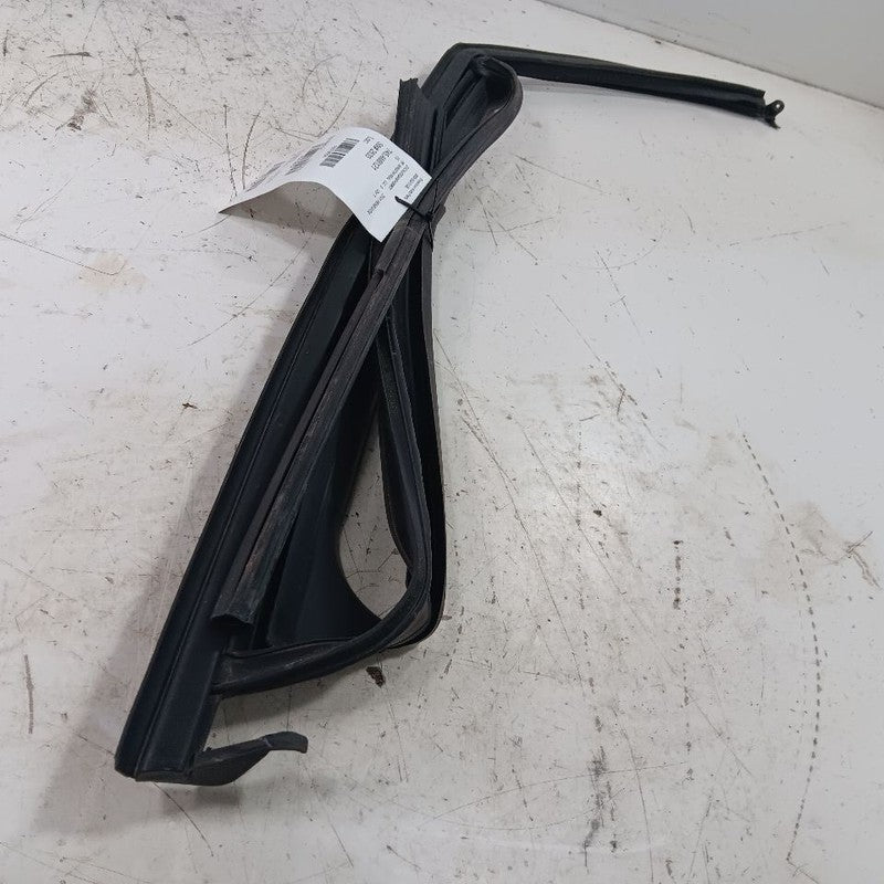 Jeep Renegade Door Glass Window Seal Rubber Right Passenger Front 2023 2022 2021