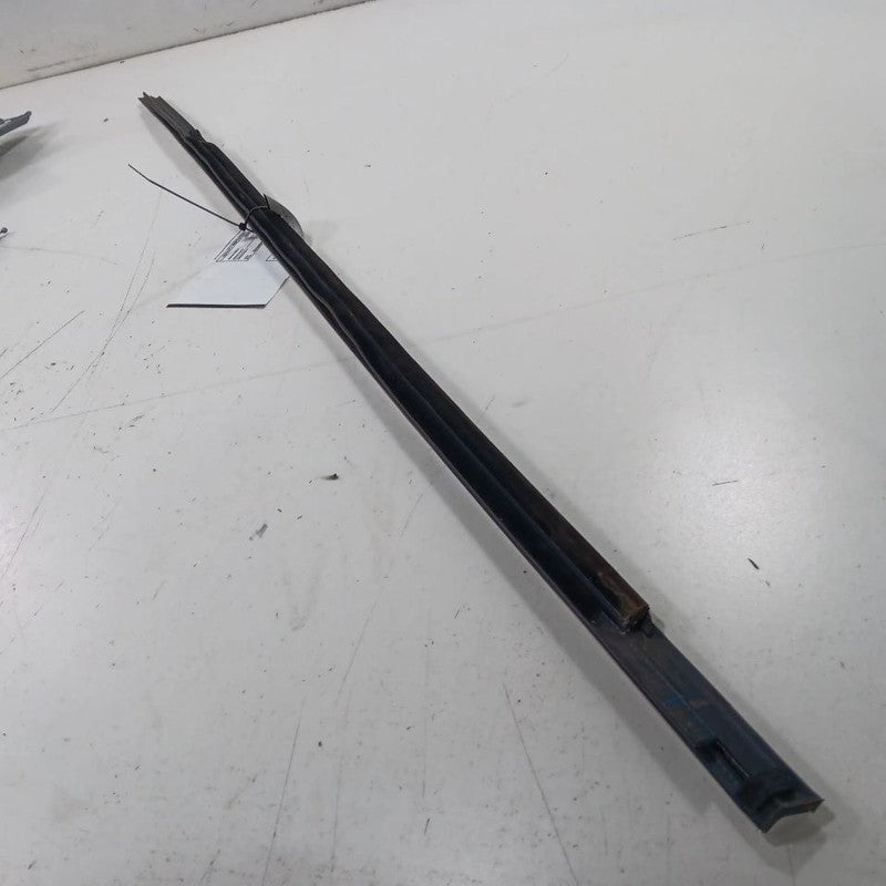 Chevy Malibu Door Glass Window Weather Strip Trim Front Right Passenger  2019 20