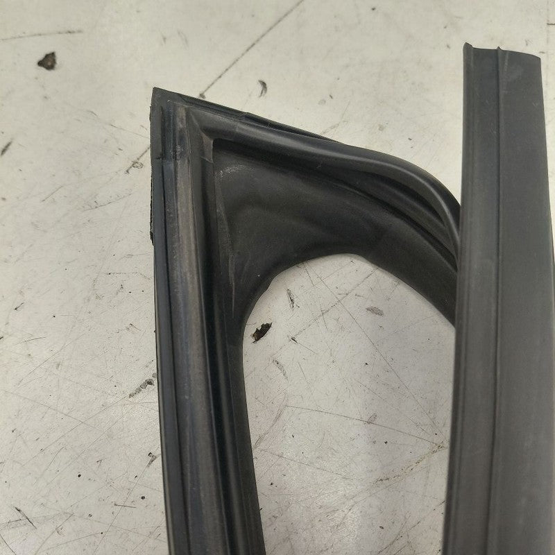 Hyundai Kona Door Glass Window Seal Rubber Right Passenger Front  2021