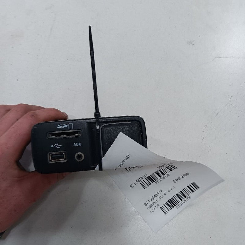 Jeep Cherokee USB Plug In Hub Port  2015 2016 2017 OEM