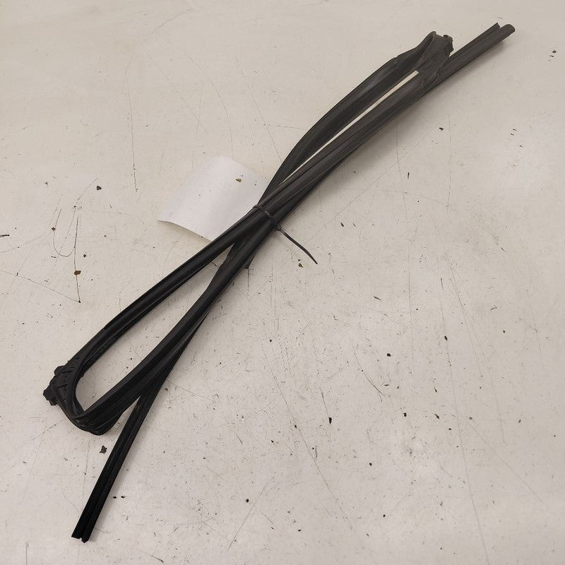 Mitsubishi Outlander   Door Glass Window Seal Rubber Right Passenger R