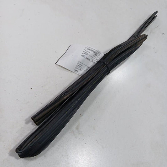 Grand Cherokee Door Glass Window Seal Rubber Right Passenger Rear Back 2017 2018