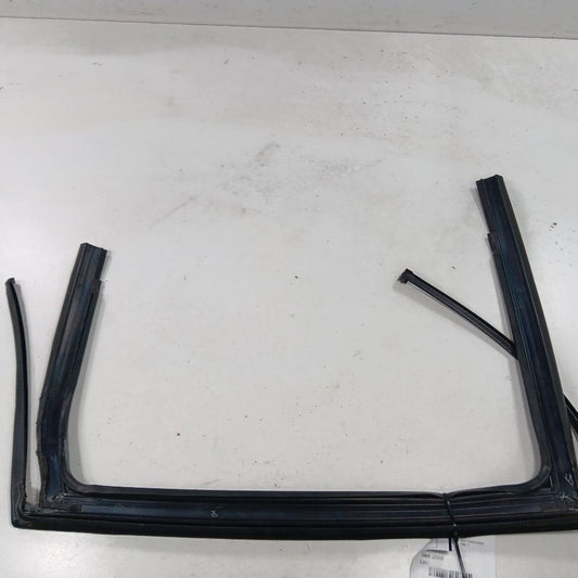 Jeep Cherokee Door Glass Window Seal Rubber Right Passenger Rear Back 
