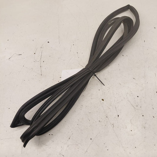 Mitsubishi Outlander   On Door Seal Rubber Left Driver Front  2018 201