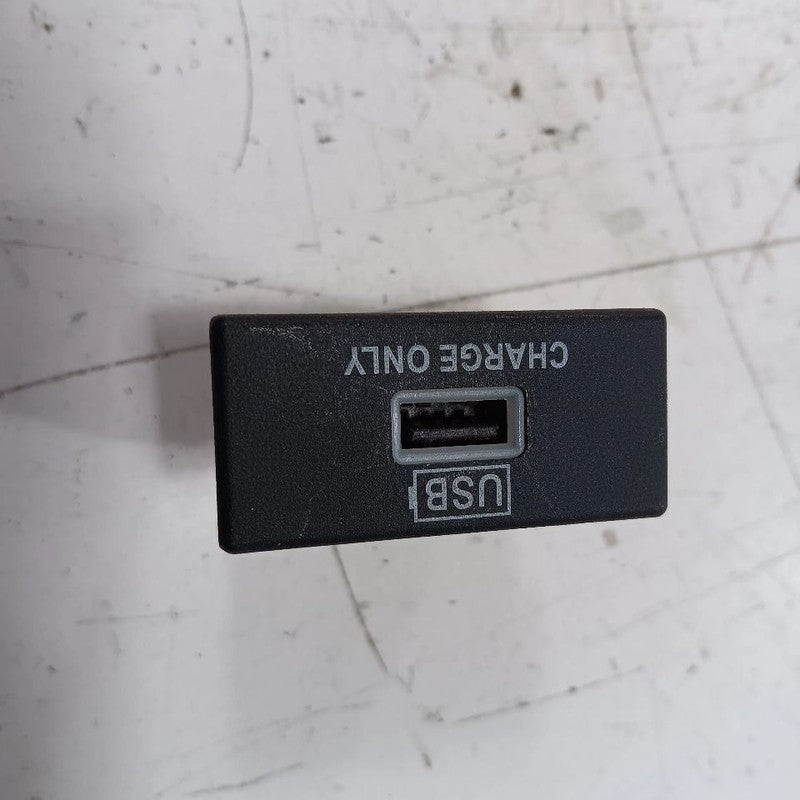 Fiat 500 USB Plug In Hub Port 2017 2016 2015 2014 2013 2012 OEM