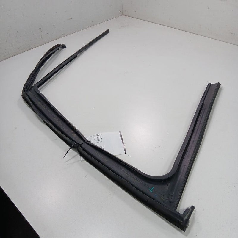 Jeep Renegade Door Glass Window Seal Rubber Left Driver Front  2017 2018 2019 