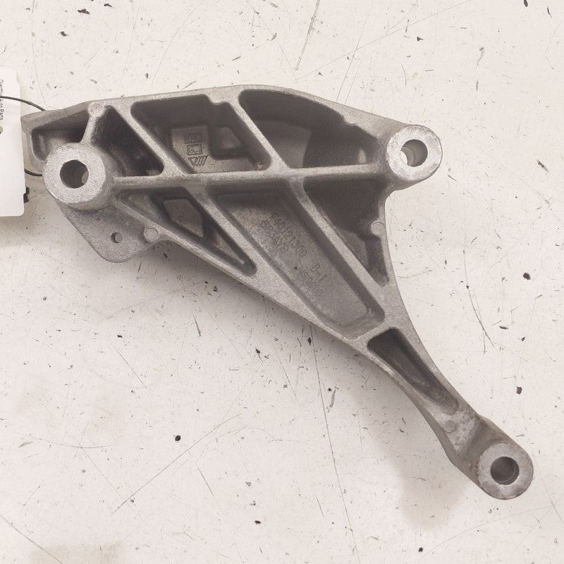 Chevy Trax Passenger Right Engine Mount Bracket  1.4 2022 2021