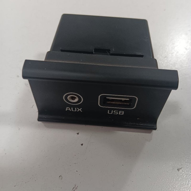 Kia Sorento USB Plug In Hub Port  2018 2017 2016