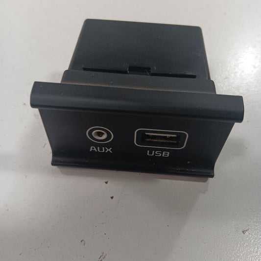 Kia Sorento USB Plug In Hub Port  2018 2017 2016