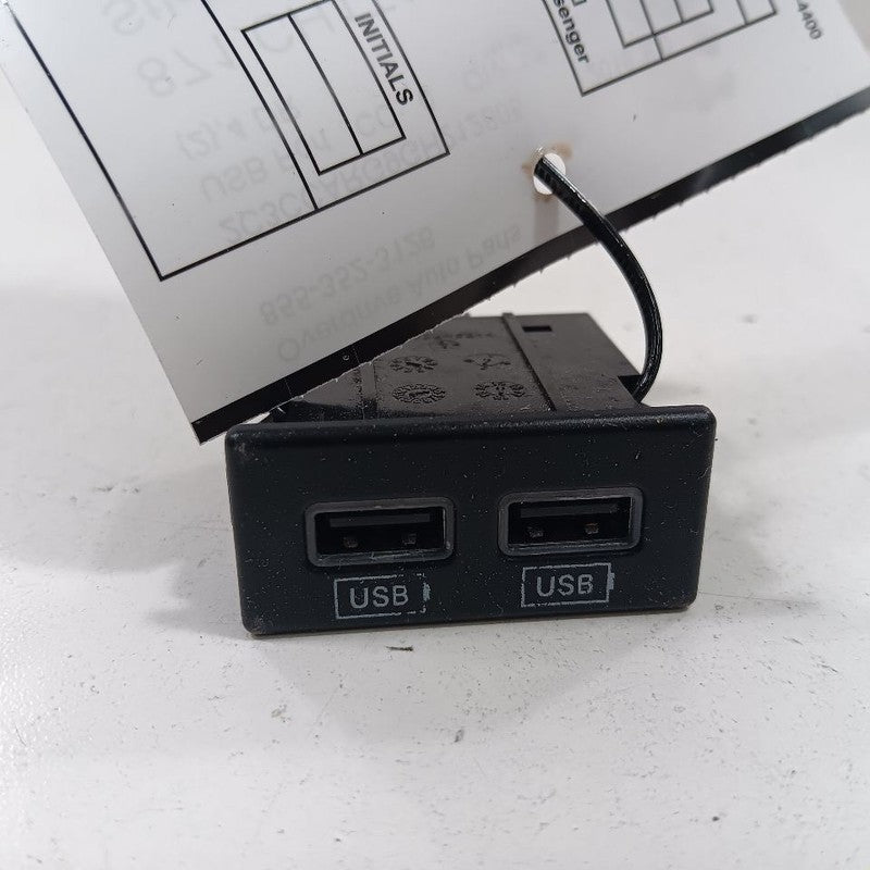 Chrysler 300 USB Plug In Hub Port  2015 2016 2017 2018 2019 OEM