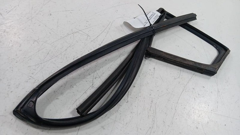 Kia Forte Door Glass Window Seal Rubber Left Rear Back  2014 2015 2016