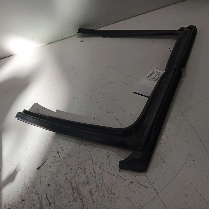 Jeep Compass Door Glass Window Seal Rubber Right Passenger Rear Back  2018 2019 