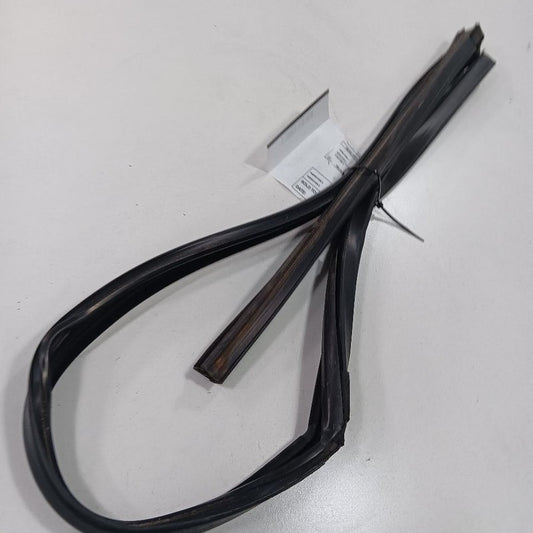 Chrysler 300 Door Glass Window Seal Rubber Left Driver Front 2015 2016 2017 2018