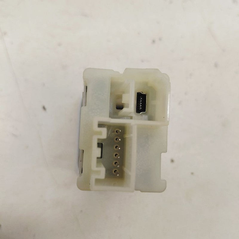 Cadillac XTS USB Plug In Hub Port      2016 2017 2018