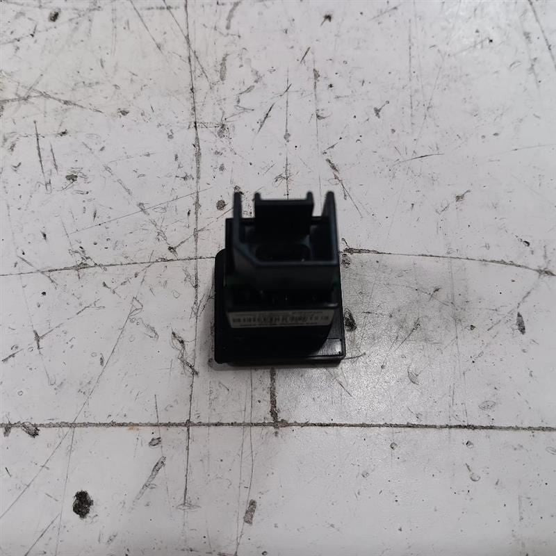 Nissan LEAF USB Plug In Hub Port  2013 2014 2015 2016 2017