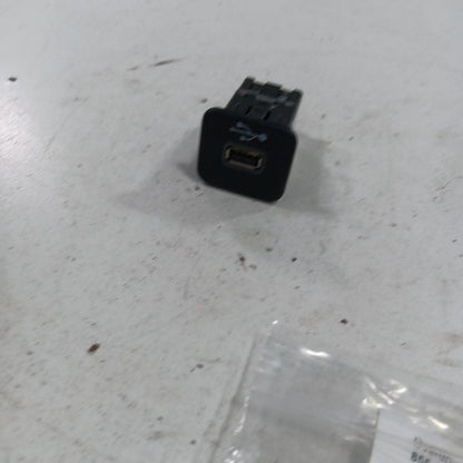 Jeep Compass USB Plug In Hub Port  2018 2019 2020 2021 OEM